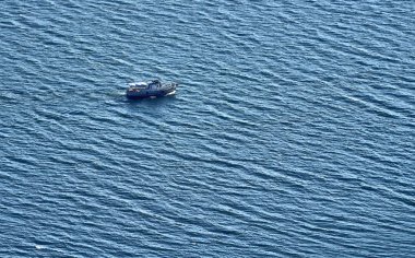 Bukhtarma yapay depo, irtiş Nehri, Kazakistan Bukhtarma hidroelektrik istasyonunda baraj oluşturduğu için gün batımında güzel panoramik hava yaz görünümü