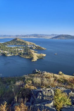 Bukhtarma yapay depo, irtiş Nehri, Kazakistan Bukhtarma hidroelektrik istasyonunda baraj oluşturduğu için gün batımında güzel panoramik hava yaz görünümü