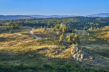 İrtiş, Doğu Kazakistan Nehri vadisinde Bukhtarma dağlara gün batımında güzel panoramik hava yaz görünümü