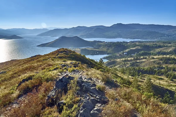 Bukhtarma yapay depo, irtiş Nehri, Kazakistan Bukhtarma hidroelektrik istasyonunda baraj oluşturduğu için gün batımında güzel panoramik hava yaz görünümü