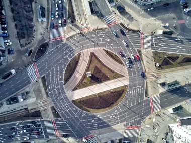Varşova, Polonya - 10 Şubat 2019: Güzel panoramik hava uçak Varşova modern şehir, Rondo ö - ana Kavşakları birini panorama cityscape görünümüne