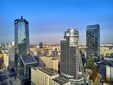 Güzel panoramik hava dron görünümüne Varşova modern şehir, s22 - büro Happold Polska üzerinden işbirliği ile Apa Kurylowicz ve ortakları tarafından tasarlanmış neomodern office gökdelen Panoraması