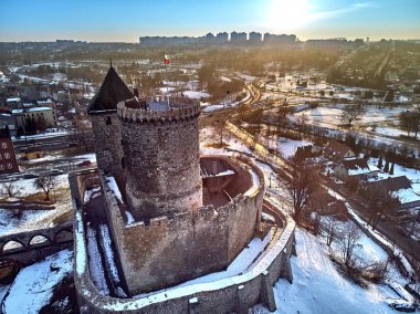 Güzel panoramik hava dron görünümü Witham kalenin Güney Polonya. Taş tarihleri 12. yüzyılda kale ve 11 inci yüzyılda inşa edilmiş ahşap bir sur tarafından predated