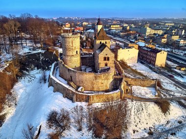 Güzel panoramik hava dron görünümü Witham kalenin Güney Polonya. Taş tarihleri 12. yüzyılda kale ve 11 inci yüzyılda inşa edilmiş ahşap bir sur tarafından predated