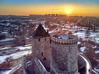 Güzel panoramik hava dron görünümü Witham kalenin Güney Polonya. Taş tarihleri 12. yüzyılda kale ve 11 inci yüzyılda inşa edilmiş ahşap bir sur tarafından predated