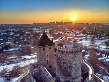 Güzel panoramik hava dron görünümü Witham kalenin Güney Polonya. Taş tarihleri 12. yüzyılda kale ve 11 inci yüzyılda inşa edilmiş ahşap bir sur tarafından predated