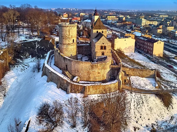 美丽的全景空中无人机视图贝丁城堡 波兰南部 这座石头城堡的历史可以追溯到 12世纪 它是在11世纪建造的一个木制要塞的前奏 — 图库照片
