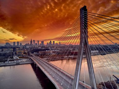 Varşova şehir merkezine gökdelenler ve bileşimin Köprüsü ile güzel panoramik hava dron gün batımı görünümü (tr: Kutsal haç Köprüsü)-Vistula Nehri Varşova, Polonya için bir Askılı köprü bitti