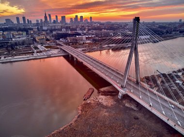 Varşova şehir merkezine gökdelenler ve bileşimin Köprüsü ile güzel panoramik hava dron gün batımı görünümü (tr: Kutsal haç Köprüsü)-Vistula Nehri Varşova, Polonya için bir Askılı köprü bitti