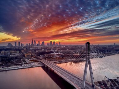 Varşova şehir merkezine gökdelenler ve bileşimin Köprüsü ile güzel panoramik hava dron gün batımı görünümü (tr: Kutsal haç Köprüsü)-Vistula Nehri Varşova, Polonya için bir Askılı köprü bitti