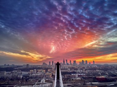 Varşova şehir merkezine gökdelenler ve bileşimin Köprüsü ile güzel panoramik hava dron gün batımı görünümü (tr: Kutsal haç Köprüsü)-Vistula Nehri Varşova, Polonya için bir Askılı köprü bitti