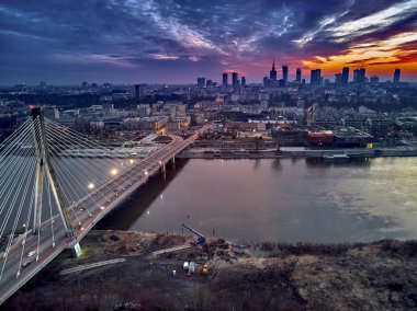 Varşova şehir merkezine gökdelenler ve bileşimin Köprüsü ile güzel panoramik hava dron gün batımı görünümü (tr: Kutsal haç Köprüsü)-Vistula Nehri Varşova, Polonya için bir Askılı köprü bitti