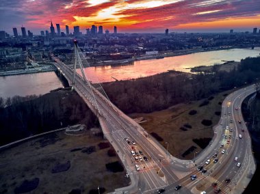 Varşova şehir merkezine gökdelenler ve bileşimin Köprüsü ile güzel panoramik hava dron gün batımı görünümü (tr: Kutsal haç Köprüsü)-Vistula Nehri Varşova, Polonya için bir Askılı köprü bitti