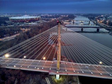 Pge Narodowy (resmi adı) Ulusal Stadyumu - Lehçe güzel panoramik hava dron günbatımı görünümüne: Stadion Narodowy - Futbol Stadyumu Varşova, Polonya bulunuyor