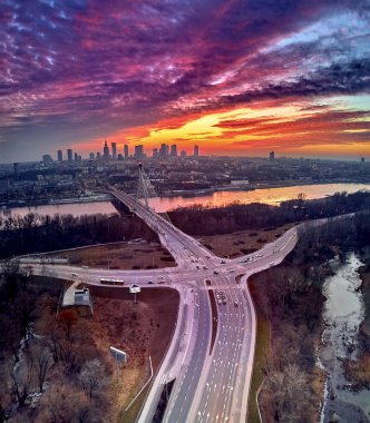 Varşova şehir merkezine gökdelenler ve bileşimin Köprüsü ile güzel panoramik hava dron gün batımı görünümü (tr: Kutsal haç Köprüsü)-Vistula Nehri Varşova, Polonya için bir Askılı köprü bitti