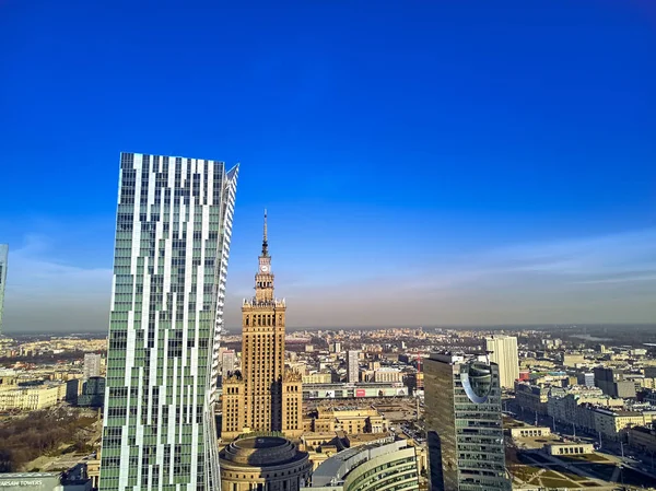 WARSAW, POLONIA - 23 DE FEBRERO DE 2019: Hermosa vista panorámica del dron aéreo al centro de la ciudad de Varsovia y "Zlota 44", rascacielos residencial diseñado por el arquitecto estadounidense Daniel Libeskind — Foto de Stock