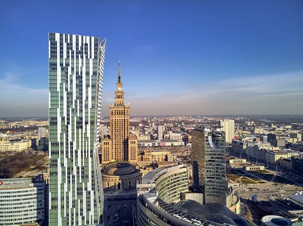 WARSAW, POLONIA - 23 DE FEBRERO DE 2019: Hermosa vista panorámica del dron aéreo al centro de la ciudad de Varsovia y "Zlota 44", rascacielos residencial diseñado por el arquitecto estadounidense Daniel Libeskind — Foto de Stock