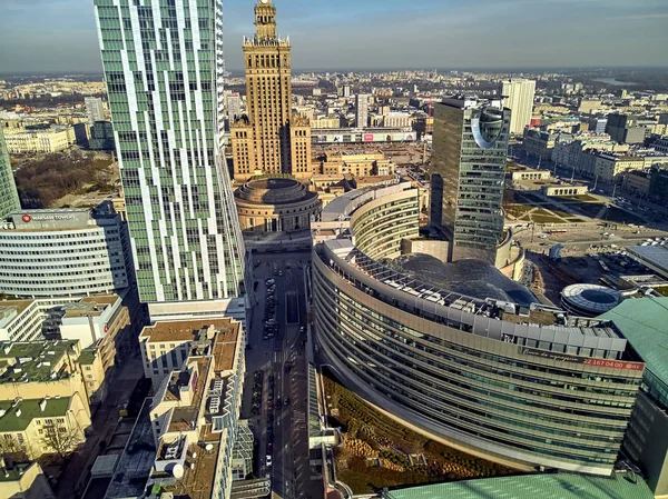 WARSAW, POLONIA - 23 DE FEBRERO DE 2019: Hermosa vista panorámica del dron aéreo al centro de la ciudad de Varsovia y "Zlota 44", rascacielos residencial diseñado por el arquitecto estadounidense Daniel Libeskind — Foto de Stock