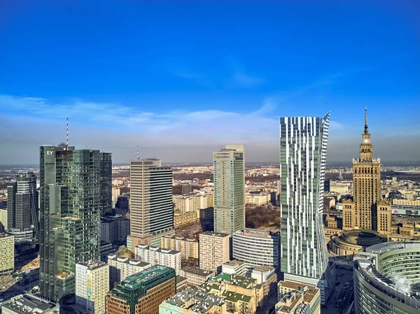 Warsaw, Polen - 23 februari 2019: Prachtige panoramische luchtfoto drone uitzicht op het centrum van Warschau en "Zlota 44", wolkenkrabber, ontworpen door de Amerikaanse architect Daniel Libeskind — Stockfoto