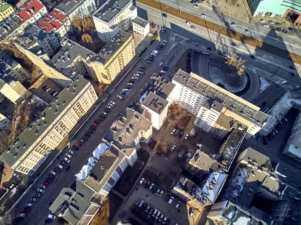 WARSAW, POLONIA - 23 FEBBRAIO 2019: Bella vista panoramica sul drone aereo fino al centro di Varsavia, alle strade centrali della capitale polacca, dall'alto verso il basso — Foto Stock