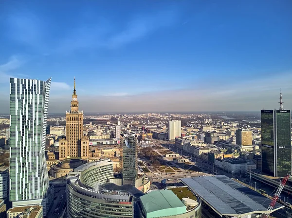 Warsaw, Polen - 23 februari 2019: Prachtige panoramische luchtfoto drone uitzicht op het centrum van Warschau en "Zlota 44", wolkenkrabber, ontworpen door de Amerikaanse architect Daniel Libeskind — Stockfoto