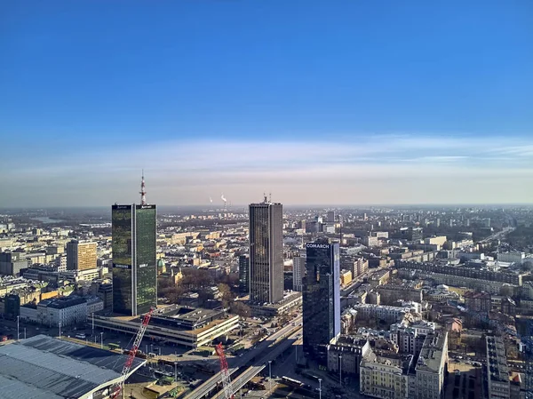 WARSAW, POLONIA - 23 DE FEBRERO DE 2019: Hermosa vista panorámica del dron aéreo al centro de Varsovia y al hotel Marriott y la estación de tren Warszawa Centralna —  Fotos de Stock