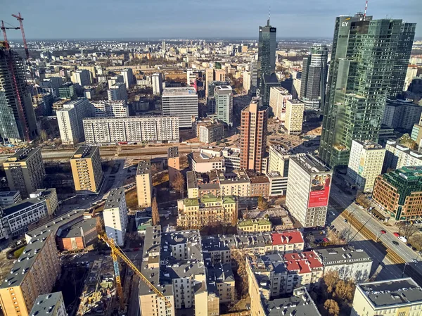 GARANTIA, POLÓNIA - FEVEREIRO 23, 2019: Bela vista panorâmica de drones aéreos para a paisagem urbana panorâmica da cidade moderna de Varsóvia, arranha-céu de escritório PKiN e "Rondo 1" localizado em Rondo ONZ — Fotografia de Stock