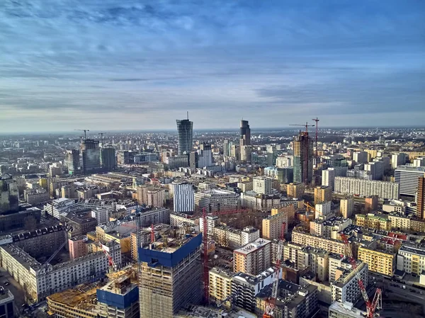 WARSAW, POLONIA - 23 DE FEBRERO DE 2019: Hermosa vista panorámica del dron aéreo al centro de Varsovia y Varso - edificio de oficinas de neomoderno en construcción, diseñado por Foster and Partners — Foto de Stock