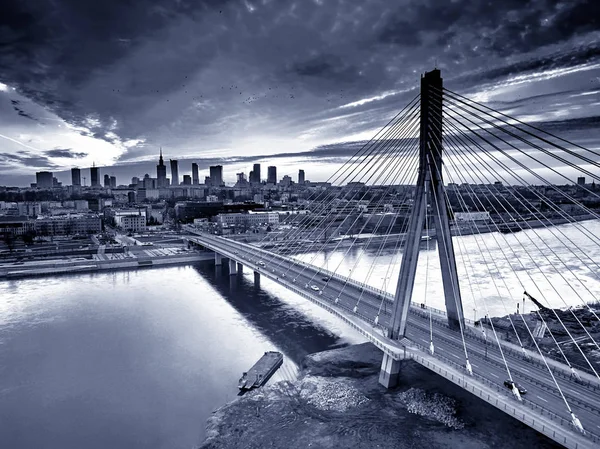 Bella vista panoramica drone aereo tramonto al centro di Varsavia con grattacieli e Swietokrzyski Bridge (En: Holy Cross Bridge) - è un ponte via cavo sul fiume Vistola a Varsavia, Polonia — Foto Stock