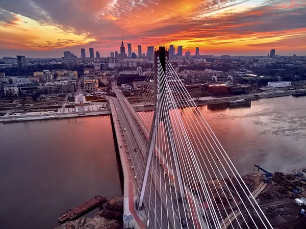 Bella vista panoramica drone aereo tramonto al centro di Varsavia con grattacieli e Swietokrzyski Bridge (En: Holy Cross Bridge) - è un ponte via cavo sul fiume Vistola a Varsavia, Polonia — Foto Stock