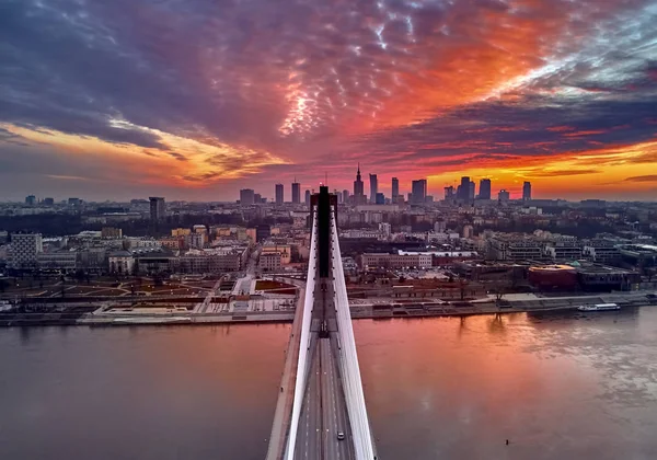 Nádherné panoramatické letecké dron západ slunce do centra Varšavy s mrakodrapy a Swietokrzyski most (CS: Svatý Kříž most)-je Zavěšený most přes řeku Vistula ve Varšavě, Polsko — Stock fotografie