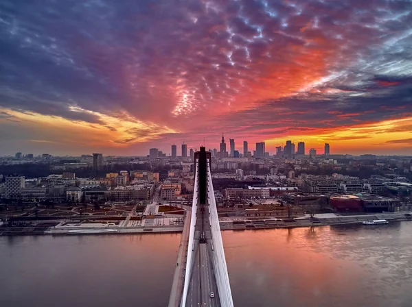 Bella vista panoramica drone aereo tramonto al centro di Varsavia con grattacieli e Swietokrzyski Bridge (En: Holy Cross Bridge) - è un ponte via cavo sul fiume Vistola a Varsavia, Polonia — Foto Stock