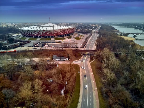 Hermosa vista panorámica del atardecer del dron aéreo al PGE Narodowy (nombre oficial) del Estadio Nacional - Polaco: Stadion Narodowy - estadio de fútbol ubicado en Varsovia, Polonia —  Fotos de Stock