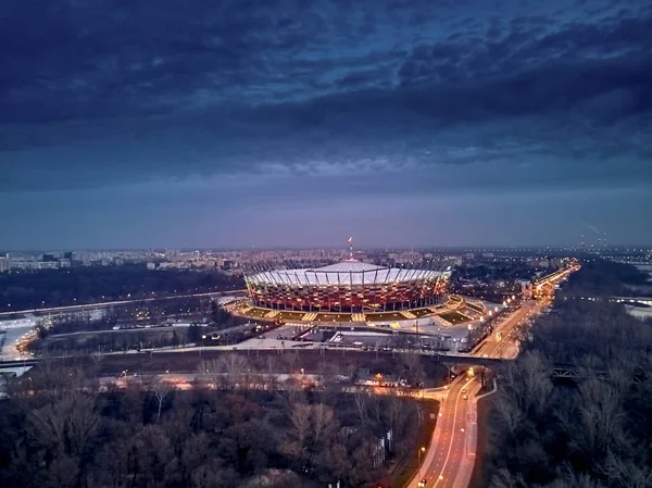 Pge Narodowy (resmi adı) Ulusal Stadyumu - Lehçe güzel panoramik hava dron günbatımı görünümüne: Stadion Narodowy - Futbol Stadyumu Varşova, Polonya bulunuyor