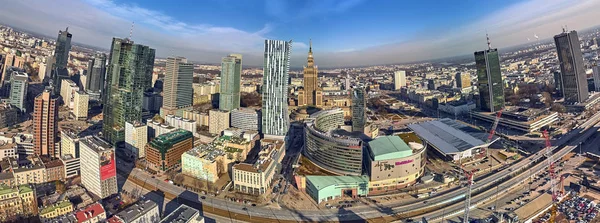 Warsaw, Polen - 23 februari 2019: Prachtige panoramische luchtfoto drone uitzicht op het centrum van Warschau en "Zlota 44", wolkenkrabber, ontworpen door de Amerikaanse architect Daniel Libeskind — Stockfoto