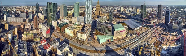 Varsó, Lengyelország - 2019. február 23.: Gyönyörű panorámás légi drone kilátás a város Varsó központjától és a "Zlota 44", Amerikai Daniel Libeskind építész által tervezett lakossági felhőkarcoló — Stock Fotó