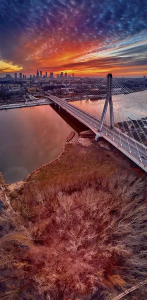Nádherné panoramatické letecké dron západ slunce do centra Varšavy s mrakodrapy a Swietokrzyski most (CS: Svatý Kříž most)-je Zavěšený most přes řeku Vistula ve Varšavě, Polsko — Stock fotografie