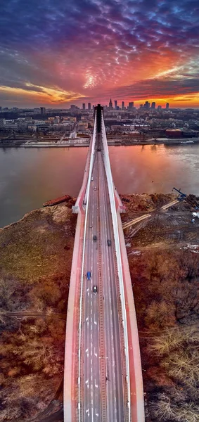 Hermosa vista panorámica del atardecer del dron aéreo al centro de Varsovia con rascacielos y el puente Swietokrzyski (en: Holy Cross Bridge) es un puente de cable sobre el río Vístula en Varsovia, Polonia — Foto de Stock