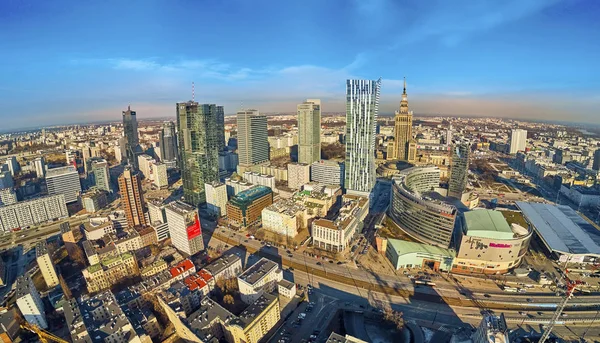 Varsó, Lengyelország - 2019. február 23.: Gyönyörű panorámás légi drone kilátás a város Varsó központjától és a "Zlota 44", Amerikai Daniel Libeskind építész által tervezett lakossági felhőkarcoló — Stock Fotó