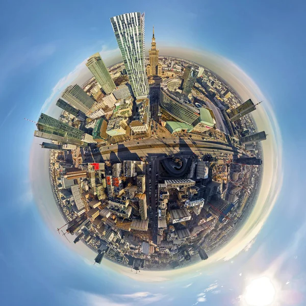 VARSOVIA, POLONIA - 23 DE FEBRERO DE 2019: Hermosa vista panorámica del dron aéreo "pequeño planeta" - panorama de 360 grados - al centro de la ciudad de Varsovia y "Zlota 44" diseñado por el arquitecto Daniel Libeskind — Foto de Stock