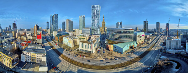 ВАРШАВА, ПОЛЬША - 23 ФЕВРАЛЯ 2019: Прекрасный панорамный вид с воздуха на центр Варшавы и жилой небоскреб "Злота 44", спроектированный американским архитектором Даниэлем Либескиндом
