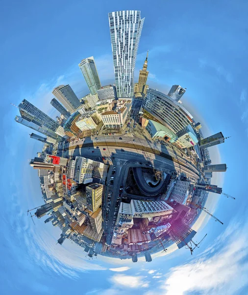 VARSOVIA, POLONIA - 23 DE FEBRERO DE 2019: Hermosa vista panorámica del dron aéreo "pequeño planeta" - panorama de 360 grados - al centro de la ciudad de Varsovia y "Zlota 44" diseñado por el arquitecto Daniel Libeskind — Foto de Stock