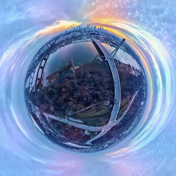 Warsaw, Polen - 24 februari 2019: Prachtige panoramische luchtfoto drone weergave "little planet" - 360 graden panorama - naar Warschau centrum met wolkenkrabbers en Swietokrzyski brug over de rivier de Vistula — Stockfoto