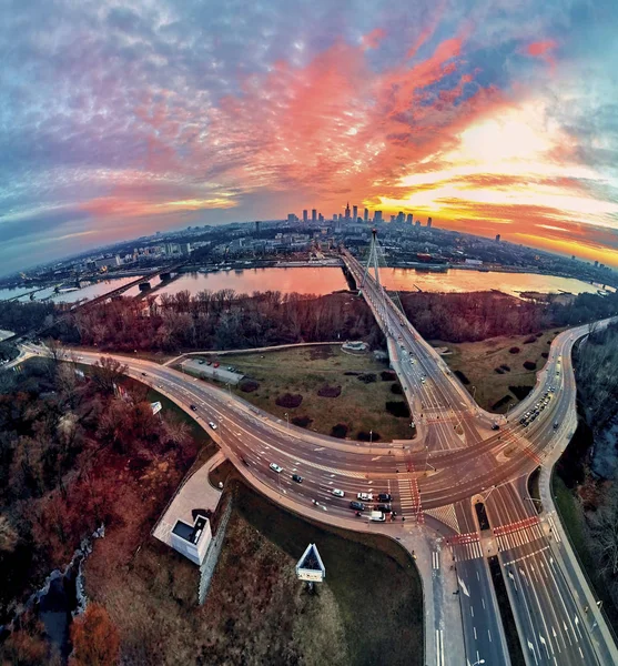 Hermosa vista panorámica del atardecer del dron aéreo al centro de Varsovia con rascacielos y el puente Swietokrzyski (en: Holy Cross Bridge) es un puente de cable sobre el río Vístula en Varsovia, Polonia — Foto de Stock