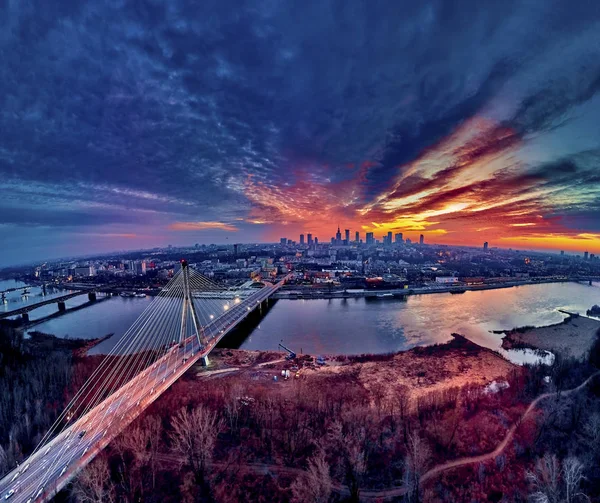 Belle vue panoramique sur le coucher de soleil du drone vers le centre-ville de Varsovie avec des gratte-ciel et le pont Swietokrzyski (En : Holy Cross Bridge) - est un pont à haubans sur la Vistule à Varsovie, Pologne — Photo