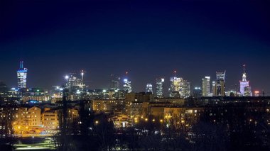 Gece bahar çiçekli gökdelenler ve kültür ve Bilim Sarayı ile Varşova (Polonya) güzel, muhteşem panoramik görünümü