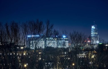 Gece bahar çiçekli gökdelenler ve kültür ve Bilim Sarayı ile Varşova (Polonya) güzel, muhteşem panoramik görünümü