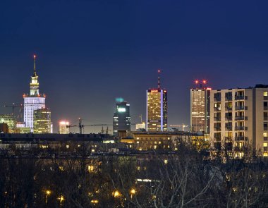 Gece bahar çiçekli gökdelenler ve kültür ve Bilim Sarayı ile Varşova (Polonya) güzel, muhteşem panoramik görünümü