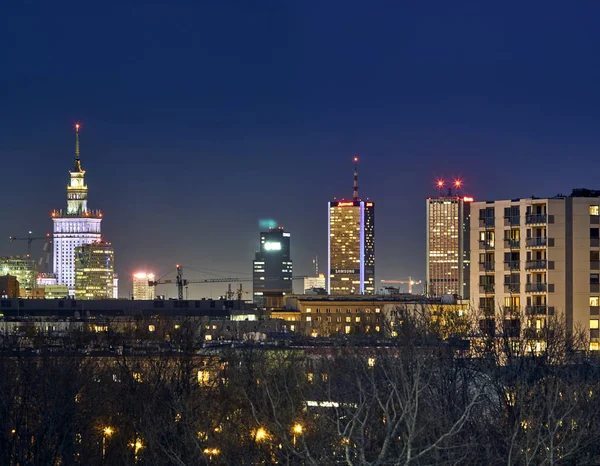 Piękny, niesamowity panoramiczny widok na Warszawę z wieżowców i Pałac Kultury i nauki podczas wiosennego kwitnienia w nocy — Zdjęcie stockowe