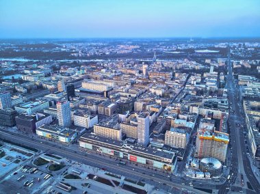 Varşova, Polonya - 07 Nisan 2019: İlkbaharda gün batımı nda Varşova Şehrinin merkezine güzel panoramik hava drone görünümü